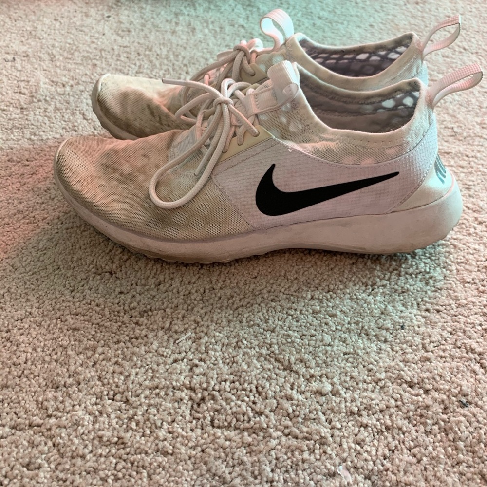 Women’s Nike Tennis Shoes Size 7.5